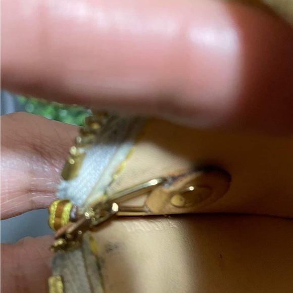 For Sale this Authentic Louis Vuitton Muliticolore keypouch in Blanc! - Picture 2 of 7